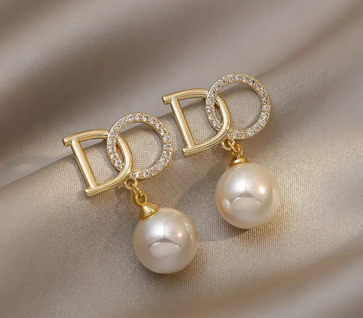 Glamorous Pearl Dangle Earrings