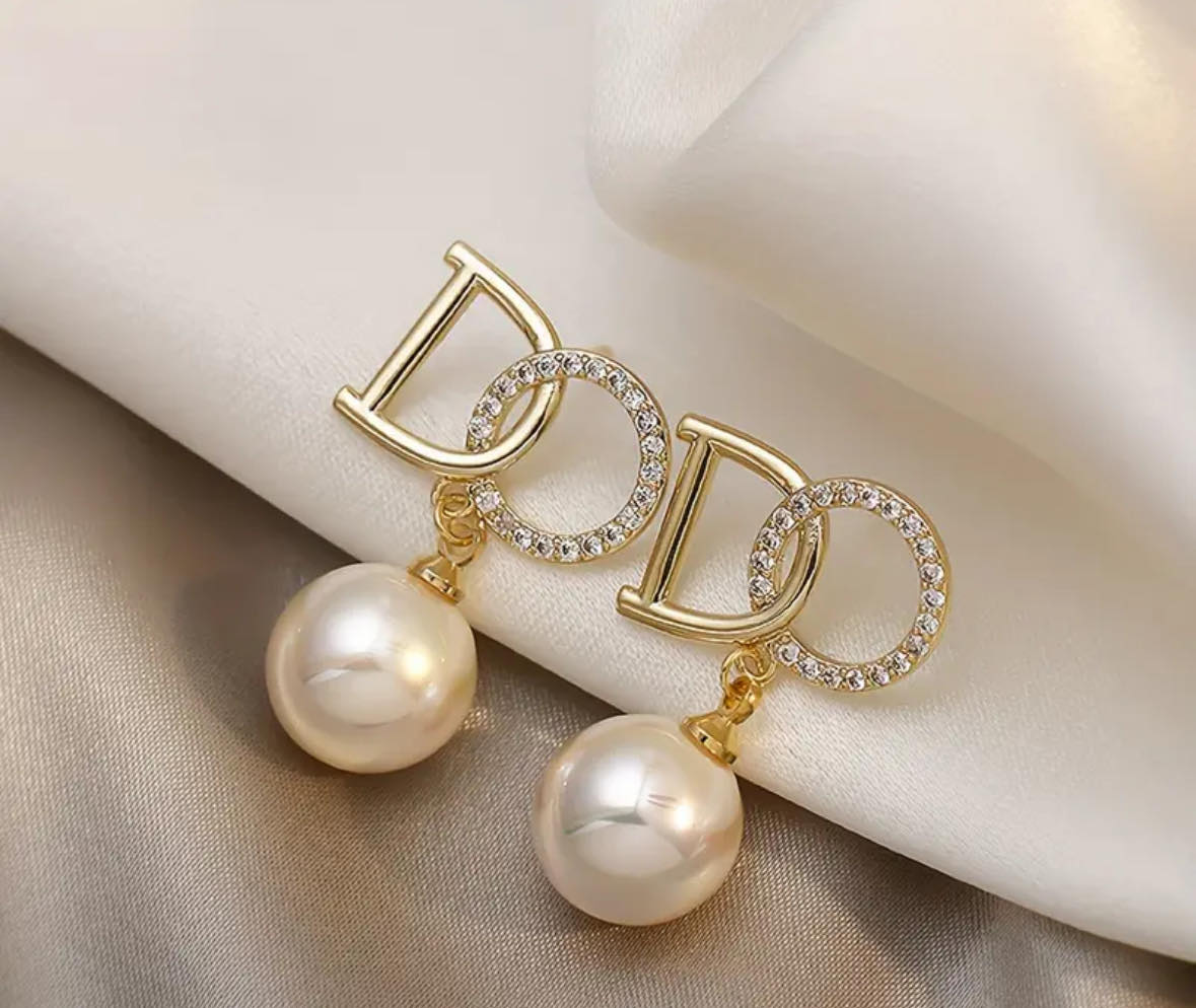 Glamorous Pearl Dangle Earrings